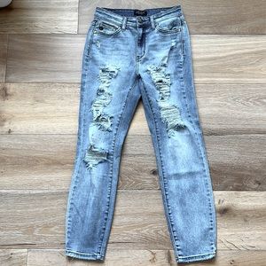 Like new Judy blue boyfriend fit distressed skinny STRETCHY